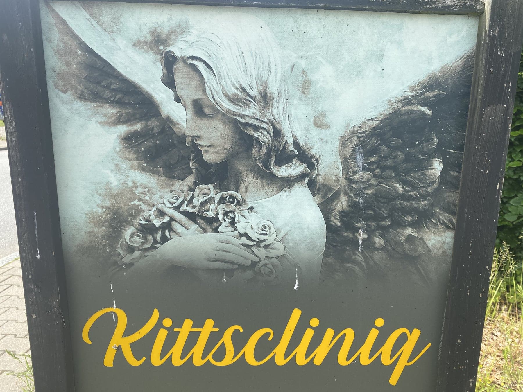 Kittscliniq-skilt med gylden skrift